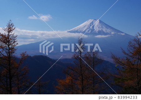 山梨県都留市にある倉見山から眺める富士山 83994233