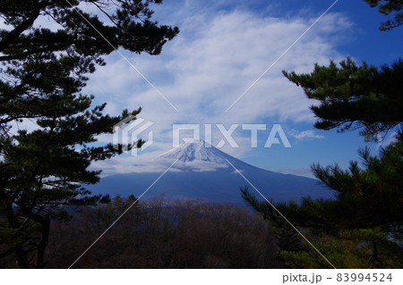 山梨県都留市にある倉見山から見る富士山 83994524