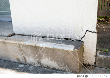 テクスチャー ひび割れ　コンクリート　壁　吹き付け　耐震基準　模様　白　灰色　シミ　ヒビ　クラック 83995075