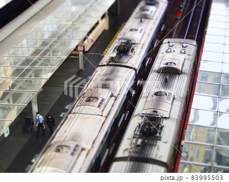 電車を待つ人々 83995503