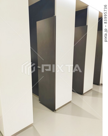 トイレ　個室 83995736