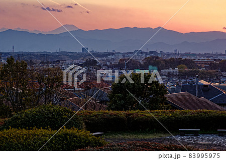港北ニュータウン・月出松公園から見る夕暮れの富士山と丹沢の山並み 83995975