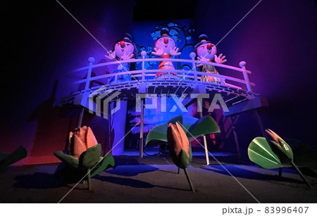 puppets in a festive colourful circus show 83996407