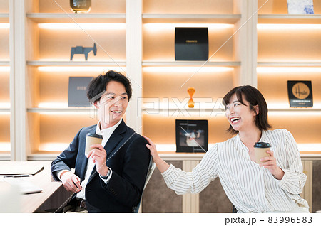コーヒー飲みながら雑談する男女の社員 撮影協力「+SHIFT NOGIZAKA」 コーヒー飲みながら雑談する男女の社員 撮影協力「+SHIFT NOGIZAKA」 83996583