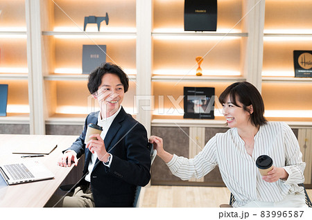 コーヒー飲みながら雑談する男女の社員 撮影協力「＋SHIFT NOGIZAKA」 83996587