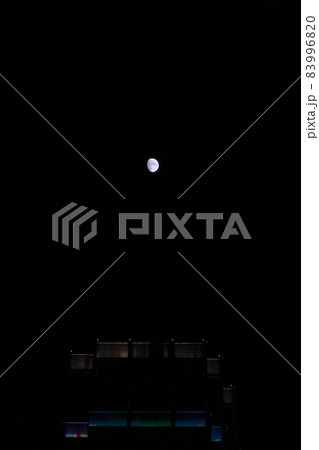 月 ドア 夜 83996820