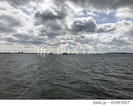 リバティ島の海 83997667