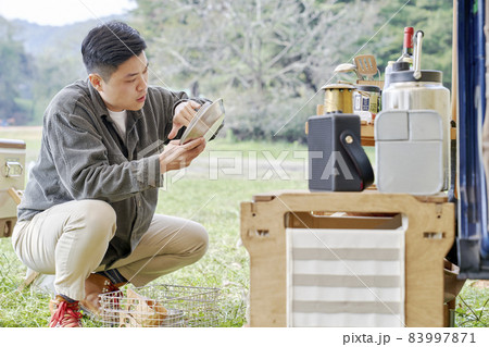若い男 若い男性 キャンプ 83997871
