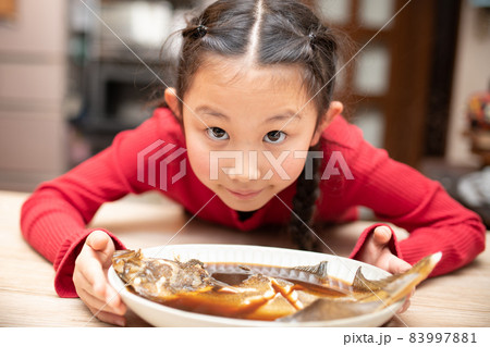 煮魚の香りを嗅ぐ少女 煮魚の香りを嗅ぐ少女 83997881