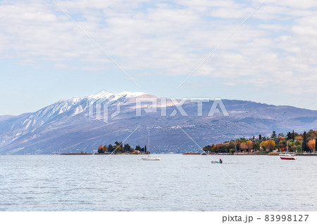 Autumn landscape of the Little Rabbit Island on Lake Garda 83998127