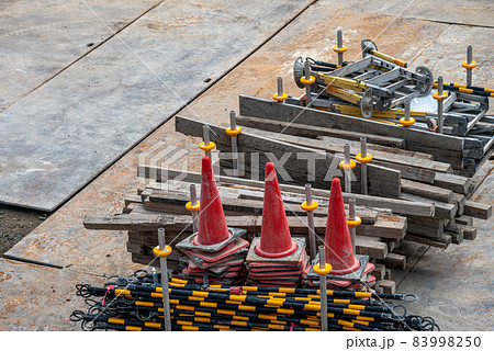 工事現場　工事資材と保安用品 83998250