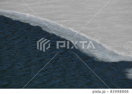 斜めに半分氷が張っている鬼面川貯水池 斜めに半分氷が張っている鬼面川貯水池 83998806