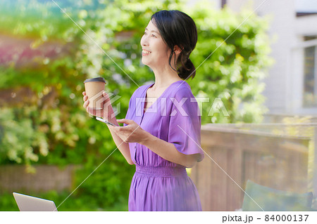 カフェでスマホを見るミドル女性 カフェでスマホを見るミドル女性 84000137