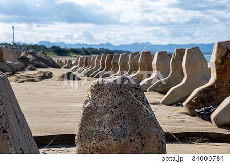 浜辺に置かれているテトラポッド 浜辺に置かれているテトラポッド 84000784
