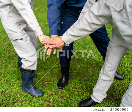 団結　手を合わせる　協力　作業員 84000905