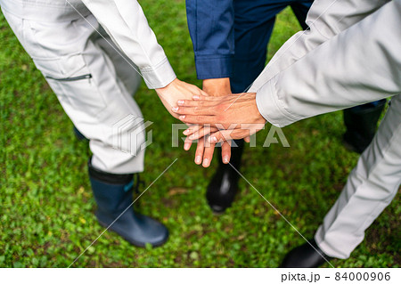 団結 手を合わせる 協力 作業員 団結 手を合わせる 協力 作業員 84000906