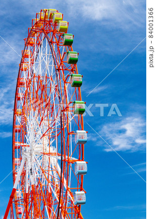 富山県　魚津市　青空とカラフルな観覧車 84001366
