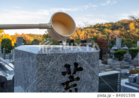 お墓に水をかける 秋の墓地で墓参り お墓に水をかける 秋の墓地で墓参り 84001506
