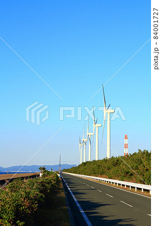 渥美半島、一直線に立ち並ぶ風車の風景 84001727