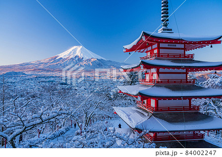 （山梨県）日本の美　降雪した新倉山浅間公園・忠霊塔・富士山 84002247