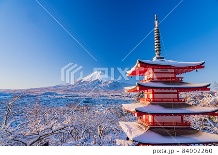 （山梨県）日本の美　降雪した新倉山浅間公園・忠霊塔・富士山 84002260