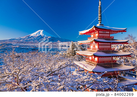 (山梨県)日本の美 降雪した新倉山浅間公園・忠霊塔・富士山 (山梨県)日本の美 降雪した新倉山浅間公園・忠霊塔・富士山 84002269