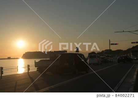 江ノ電　鎌倉高校前駅の海岸で撮影 84002271