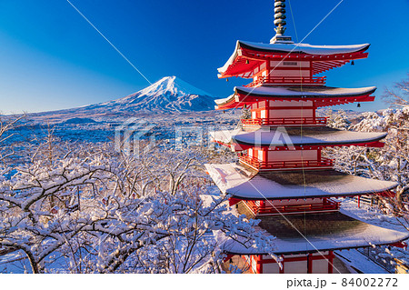 （山梨県）日本の美　降雪した新倉山浅間公園・忠霊塔・富士山 84002272