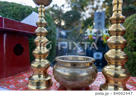 墓地での法要 金色の仏具(燭台と鐘) 墓地での法要 金色の仏具(燭台と鐘) 84002447