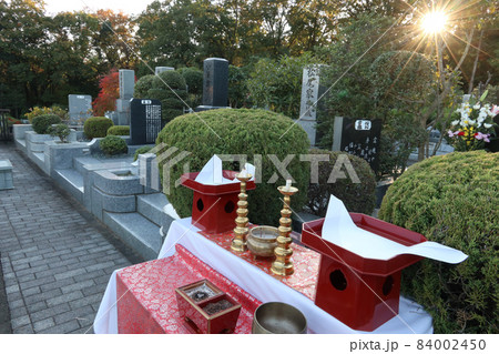 墓地での法要　金色の仏具（燭台と鐘） 84002450