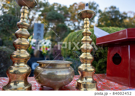 墓地での法要　金色の仏具（燭台と鐘） 84002452