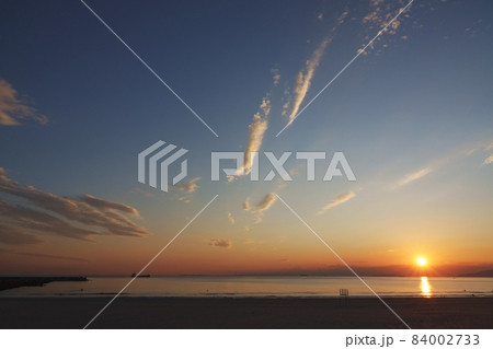 秋の海辺と穏やかな夕空 84002733