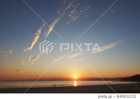 秋の海辺と穏やかな夕空 秋の海辺と穏やかな夕空 84003232