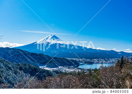 (山梨県)降雪後の御坂路から望む、富士山 (山梨県)降雪後の御坂路から望む、富士山 84003303
