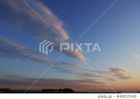 秋の夕空と夕焼け雲 84003540