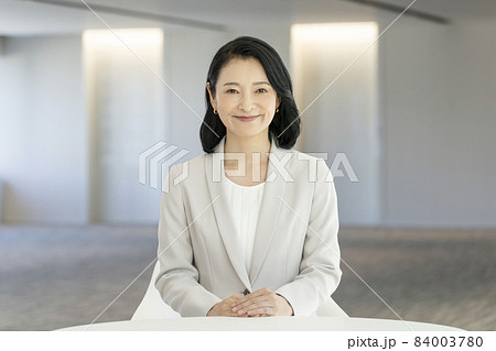 カメラ目線のアラフィフのビジネスウーマン  撮影協力「LINK FOREST」 84003780