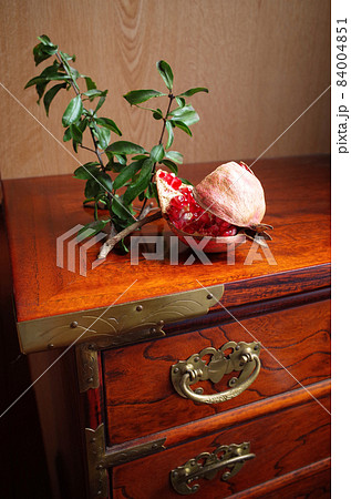 李朝家具の上に割れた石榴の実 84004851