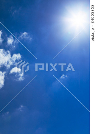 快晴の日の太陽と雲 84005358