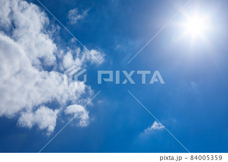 快晴の日の太陽と雲 84005359
