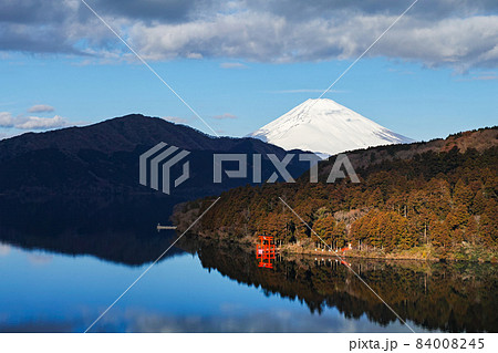 神奈川県・箱根/ 雲と霧が晴れて湖面が鏡面状態近くになった芦ノ湖と富士山 84008245