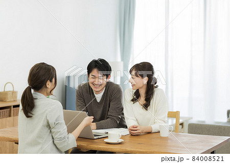 商談をする夫婦とビジネスウーマン 商談をする夫婦とビジネスウーマン 84008521