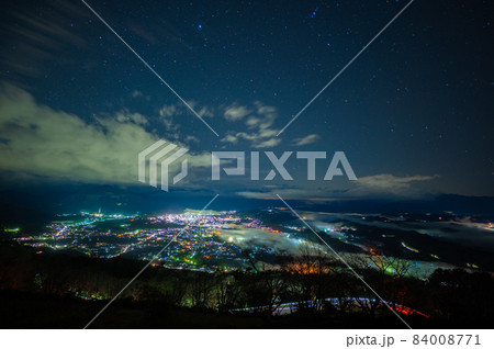秩父美の山から見える秩父盆地雲海と夜景と星空 84008771
