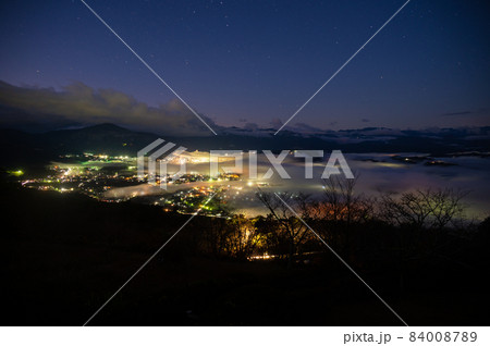 秩父美の山から見る秩父盆地の雲海と星空の夜景 秩父美の山から見る秩父盆地の雲海と星空の夜景 84008789