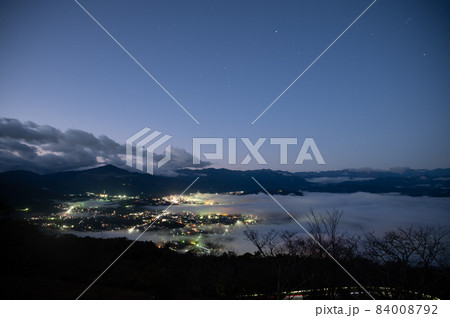 秩父美の山から見る秩父盆地の雲海と星空の夜景 84008792