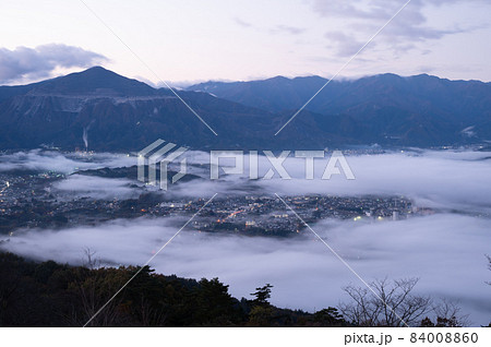 秩父美の山から見る秩父盆地の早朝の雲海 秩父美の山から見る秩父盆地の早朝の雲海 84008860