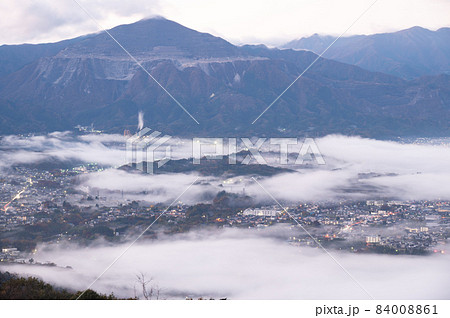秩父美の山から見る秩父盆地の早朝の雲海 秩父美の山から見る秩父盆地の早朝の雲海 84008861
