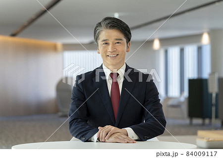 カメラ目線で笑顔の50代のビジネスマン 撮影協力「LINK FOREST」 カメラ目線で笑顔の50代のビジネスマン 撮影協力「LINK FOREST」 84009117