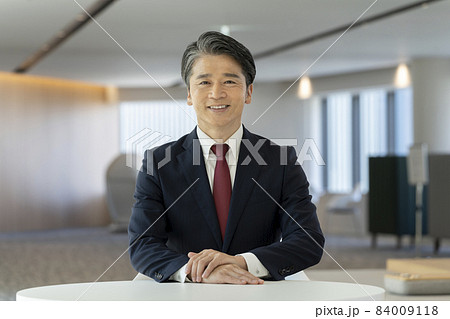 カメラ目線で笑顔の50代のビジネスマン 84009118