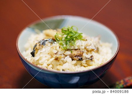 秋刀魚の炊き込みご飯 84009186