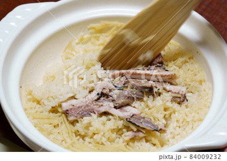 秋刀魚の炊き込みご飯の仕上げ 秋刀魚の炊き込みご飯の仕上げ 84009232